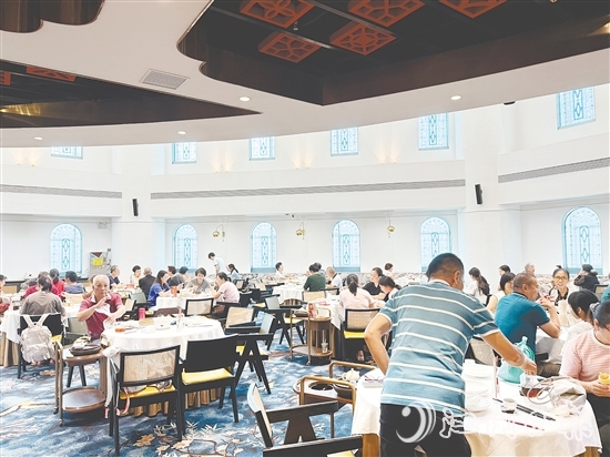 亮慶庭院酒家吸引了周邊市民前來消費，帶旺園區(qū)人氣。