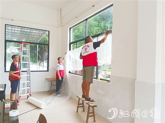 鶴山市各鎮(zhèn)（街）對應(yīng)急避難場所進(jìn)行全面消殺滅蚊、紗窗安裝等工作。