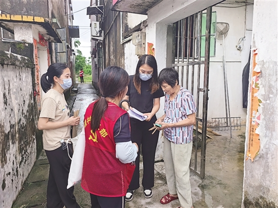 村干部、志愿者齊上陣，進(jìn)村入戶宣傳防滅蚊知識(shí)。