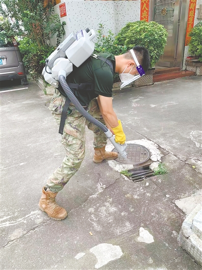 夏北浩民兵排民兵對農村蚊蟲滋生隱患處進行仔細消殺。
