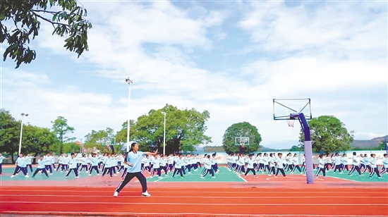 牛江鎮(zhèn)中心小學學生練習軍體拳。