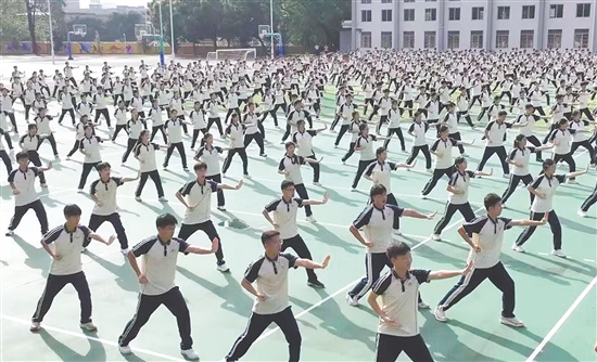恩平一中學生練習軍體拳。
