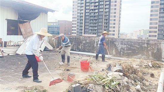 石田村“銀發(fā)行動(dòng)隊(duì)”隊(duì)員在清理房頂垃圾。諶磊