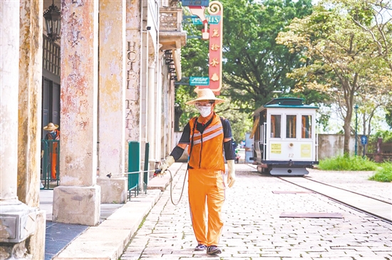 赤坎華僑古鎮(zhèn)嚴格執(zhí)行“一日雙消殺”制度，安排專業(yè)蚊蟲消殺隊對景區(qū)進行無死角的全域消殺。
