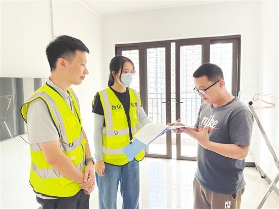 臺山市住房和城鄉(xiāng)建設(shè)局工作人員向入住消殺隊員提供貼心關(guān)懷和服務(wù)。