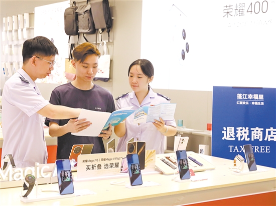 稅務(wù)工作人員在全市首家離境退稅商場(chǎng)“蓬江幸福里”開展輔導(dǎo)工作。