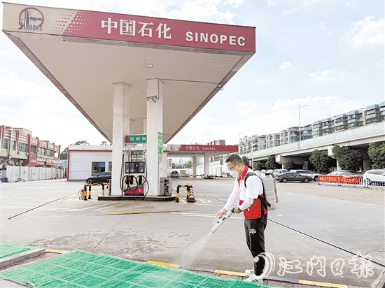 創(chuàng)建“無蚊加油站”的倡議得到我市各加油站的積極響應(yīng)和支持。圖為工作人員在加油站內(nèi)進行消殺。