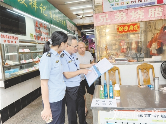 市場監(jiān)管人員到農(nóng)貿(mào)市場檢查消殺臺賬。