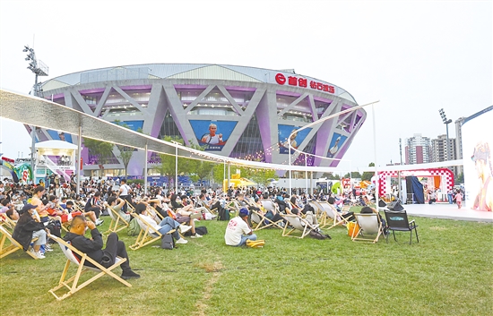 10月1日，中國網(wǎng)球公開賽期間，球迷在國家網(wǎng)球中心內(nèi)的大屏前觀看比賽。新華社發(fā)