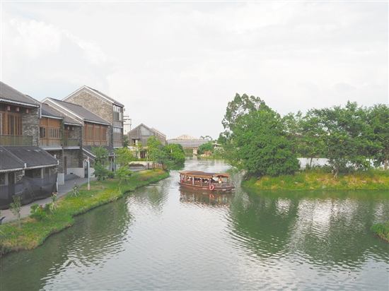 游客乘船游覽古勞水鄉(xiāng)。