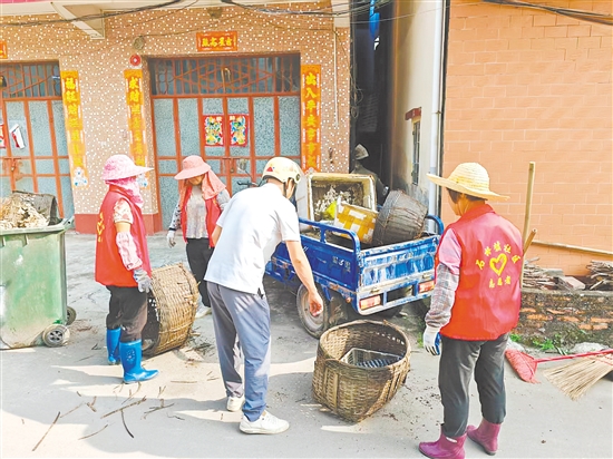 開平龍勝鎮(zhèn)黨員群眾志愿服務(wù)隊(duì)開展“兩清一滅”大行動(dòng)，黨員干部帶著群眾干。