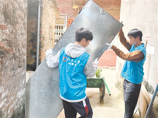 五邑大學(xué)大學(xué)生志愿者下沉社區(qū)參與防蚊滅蚊服務(wù)。