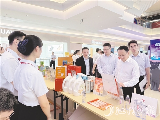 我市金融機(jī)構(gòu)在活動(dòng)現(xiàn)場設(shè)置金融知識(shí)宣傳攤位。