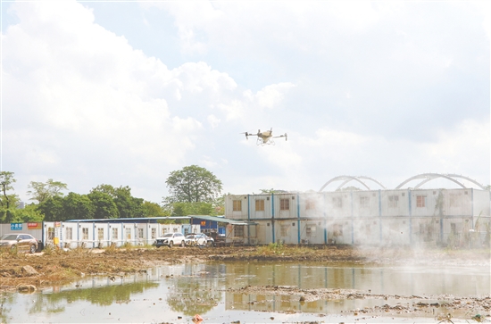 區(qū)住房城鄉(xiāng)建設(shè)局聯(lián)合轄區(qū)企業(yè)開(kāi)展無(wú)人機(jī)高空全域消殺行動(dòng)。圖為無(wú)人機(jī)在潮連街道進(jìn)行消殺。劉淑君