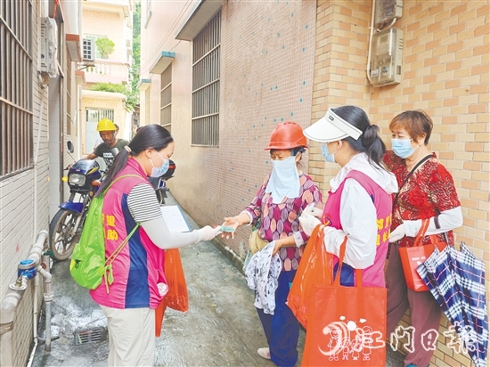 巾幗志愿者宣傳防蚊知識，發(fā)放滅蚊用品。