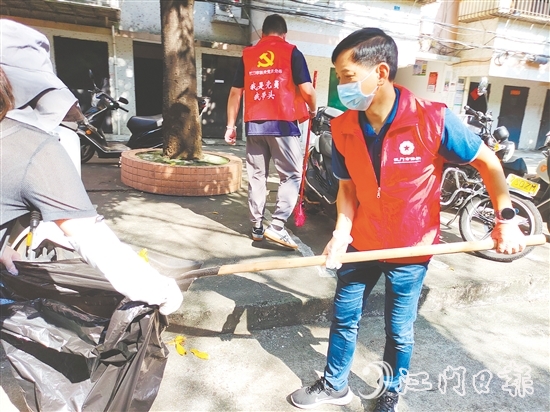 僑界志愿者下沉社區(qū)開展滅蚊防蚊專項(xiàng)行動。