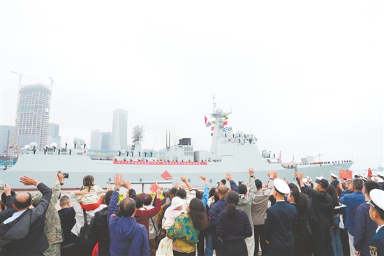 10月11日，中國海軍第48批護(hù)航編隊從山東青島某軍港解纜起航。這是儀式現(xiàn)場。新華社發(fā)