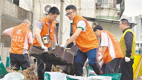 市工商聯(lián)組織商協(xié)會(huì)、企業(yè)志愿服務(wù)隊(duì)到社區(qū)協(xié)助清理垃圾。