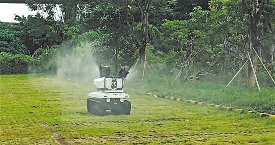 江門產(chǎn)研院聯(lián)合相關(guān)機構(gòu)研發(fā)的履帶式室外智能噴灑滅蚊自動化設(shè)備已投入使用。
