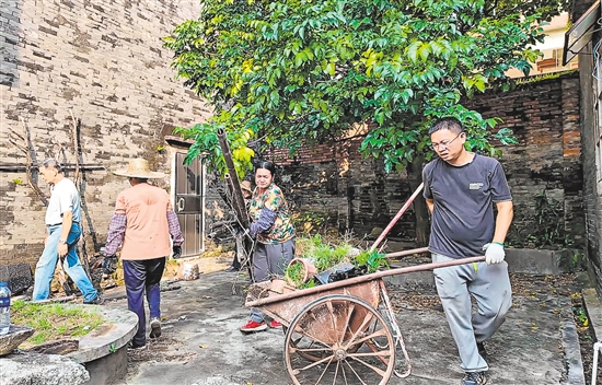 村民合力整治衛(wèi)生黑點，清運堆積雜物。