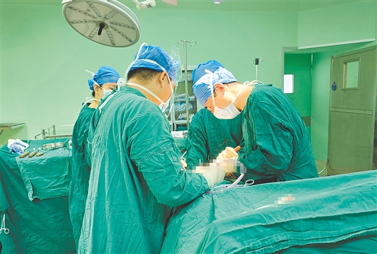 醫(yī)生為患者進行手術。