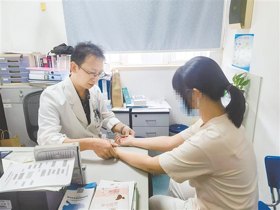 出現(xiàn)針刺樣、燒灼樣、電擊樣等疼痛癥狀要及時(shí)就醫(yī)。