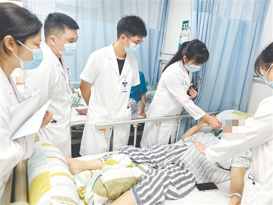 醫(yī)生為患者檢查身體。