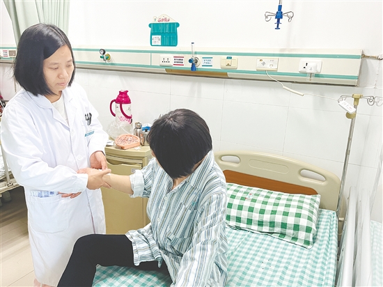 醫(yī)生詢問患者情況。