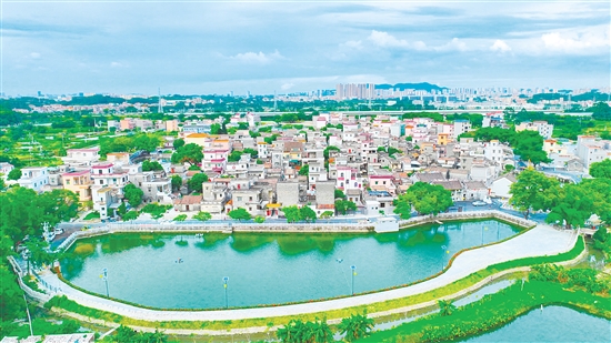 鶴山市龍口鎮(zhèn)霄南村因民俗文化和民族團(tuán)結(jié)交融而聞名，成為海內(nèi)外游客的“打卡勝地”。