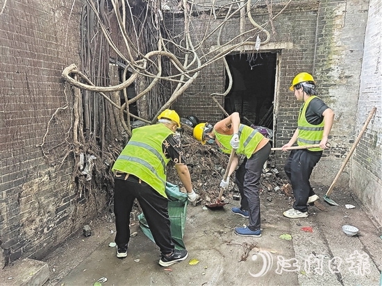 區(qū)城市管理綜合執(zhí)法局組建200人環(huán)境整治攻堅隊，深入水南六里的巷道、老宅，對“環(huán)境頑疾”發(fā)起總攻。