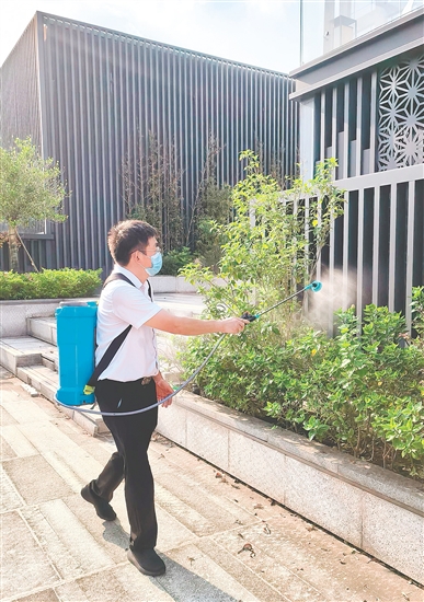 健威廣場工作人員對商場周邊環(huán)境進行消殺，減少蚊蟲孳生。