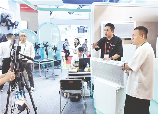 廣交會(huì)上，蓬江企業(yè)小崧科技直播帶貨。