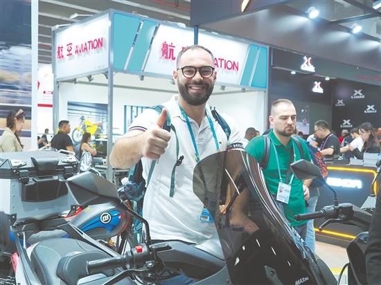 外國(guó)客商點(diǎn)贊“蓬江制造”摩托車。張澤彬