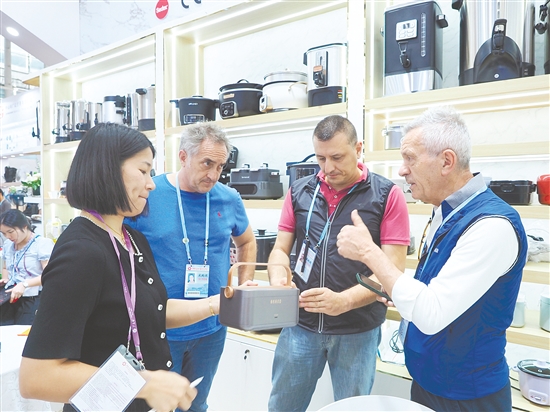 江門(mén)市南光電器實(shí)業(yè)有限公司展位上，來(lái)自澳大利亞的客商一眼就相中了便攜式加熱便當(dāng)盒。張澤彬