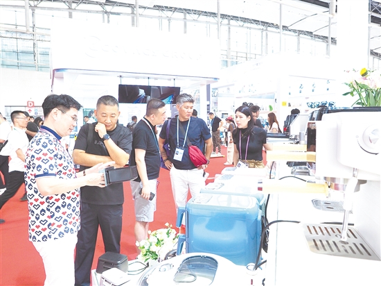 蓬江展位吸引客商駐足了解產(chǎn)品細(xì)節(jié)。張澤彬