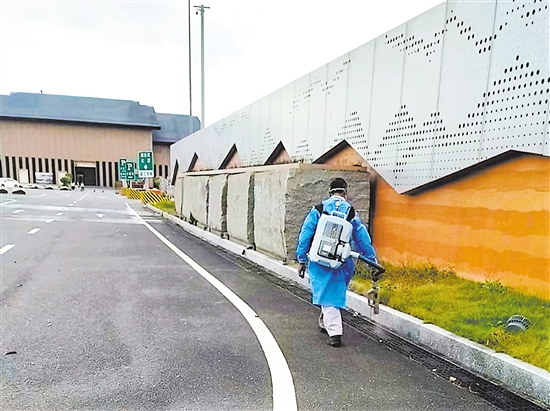 開陽高速志愿者在服務(wù)區(qū)開展防蚊消殺工作。