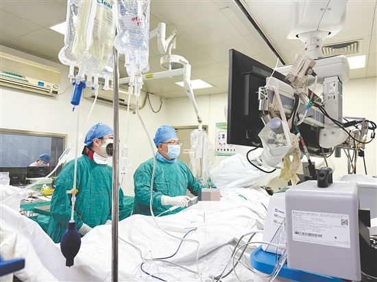 江門市中心醫(yī)院醫(yī)療團隊對患者施行射頻消融手術。