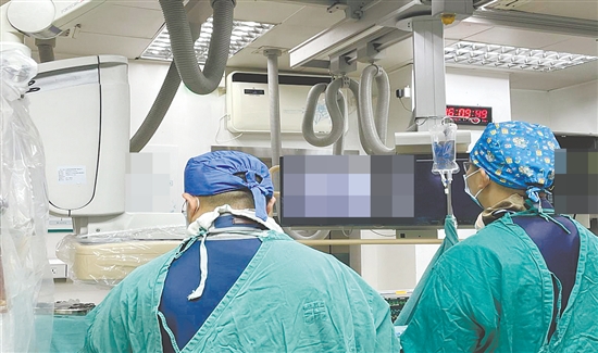 醫(yī)生在進(jìn)行手術(shù)。