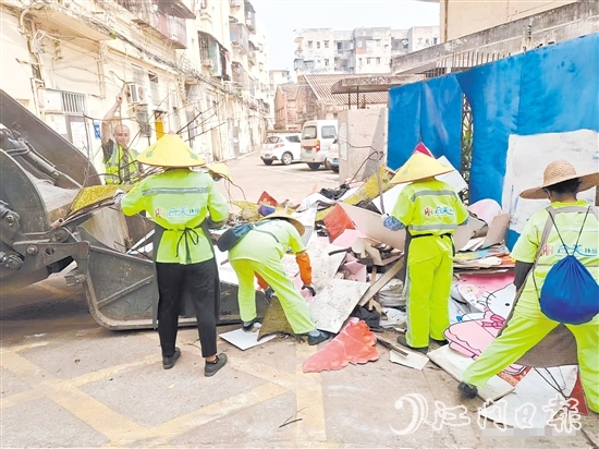 針對重點(diǎn)場所，區(qū)城市管理綜合執(zhí)法局統(tǒng)籌應(yīng)急力量開展專項(xiàng)行動。圖為環(huán)衛(wèi)工人正在清運(yùn)垃圾。