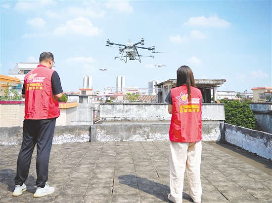 僑都星火無(wú)人機(jī)分隊(duì)開展空中立體巡查和消殺。