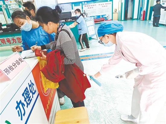 醫(yī)護人員為群眾做好驅(qū)蚊準(zhǔn)備。