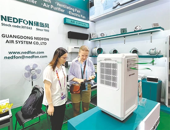 臺(tái)山參展企業(yè)的創(chuàng)新產(chǎn)品受到眾多外國(guó)客商的青睞，使企業(yè)在激烈的市場(chǎng)競(jìng)爭(zhēng)中脫穎而出。