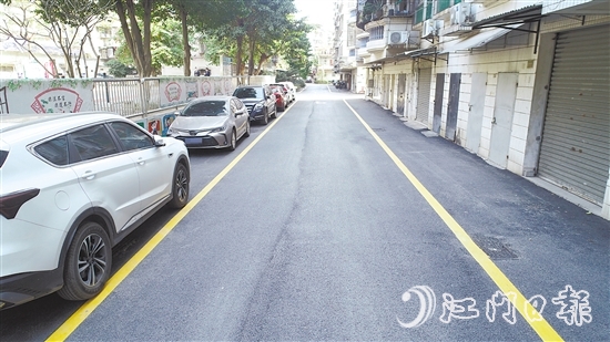 經(jīng)過集中清理的環(huán)市街道麗苑社區(qū)道路變得清爽整潔。