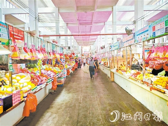 通過深入開展愛國衛(wèi)生運動，江海區(qū)城鄉(xiāng)環(huán)境變得更靚更宜居。圖為整改后的樂中市場。