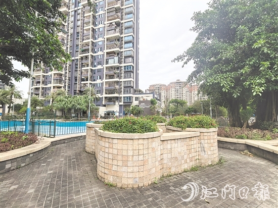 柏麗郡小區(qū)開展綠化景觀改造行動，打造簡約、整潔、舒適的居住環(huán)境。