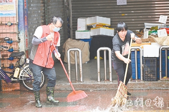 市民與志愿者一同清掃街道。