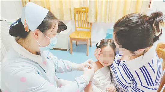 醫(yī)護(hù)人員為孩子接種流感疫苗。