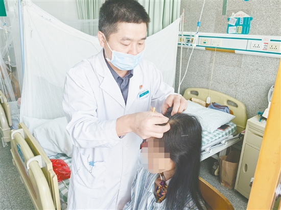 醫(yī)生為患者進(jìn)行針灸治療。