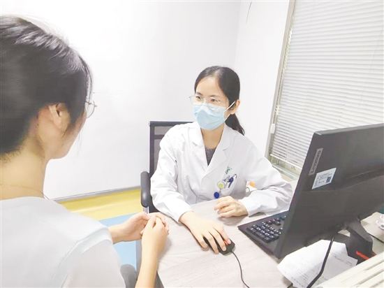 醫(yī)生為來訪者提供睡眠建議。