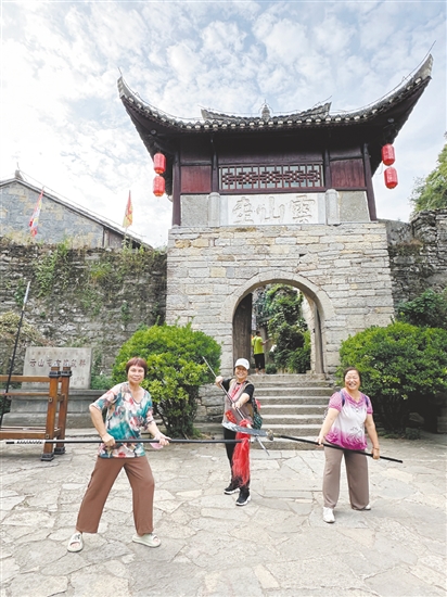 銀發(fā)族熱衷旅游。